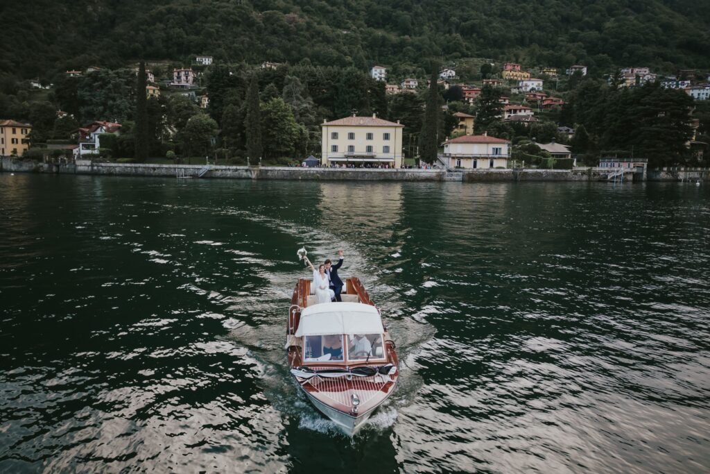 Arrivo degli sposi via barca alla location matrimonio sul lago