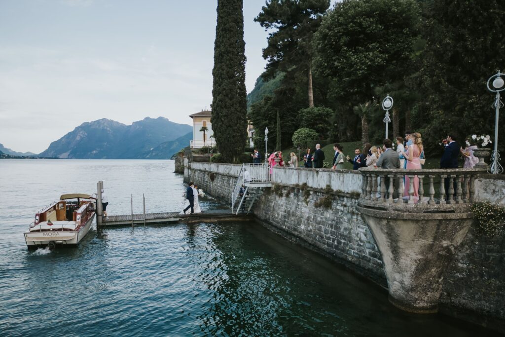 Gli sposi Marta ed Elia arrivano in barca alla loro location di matrimonio sul lago